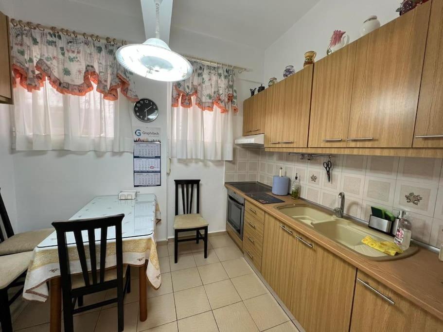 Διαμέρισμα Local Apt Near Lights 2 *